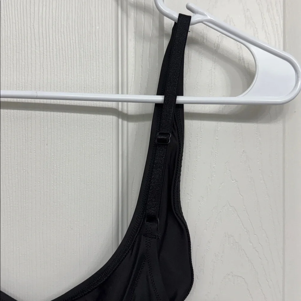 SKIMS SIGNATURE SWIM SCOOP NECK ONE PIECE